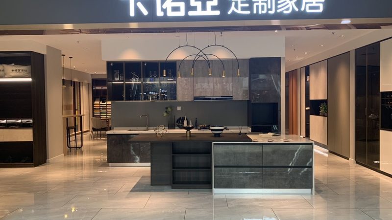 大平层衣帽间L型转角设计，空间利用的智慧之道**